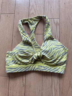 Yellow Zebra-Print Twist Front Sports Bra - Noire Blanc